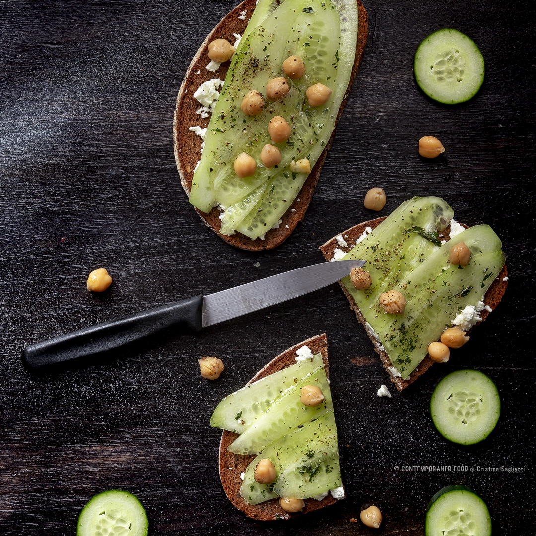 Immagine: Cetrioli marinati alla menta con feta greca, ceci e pane nero ai cereali
