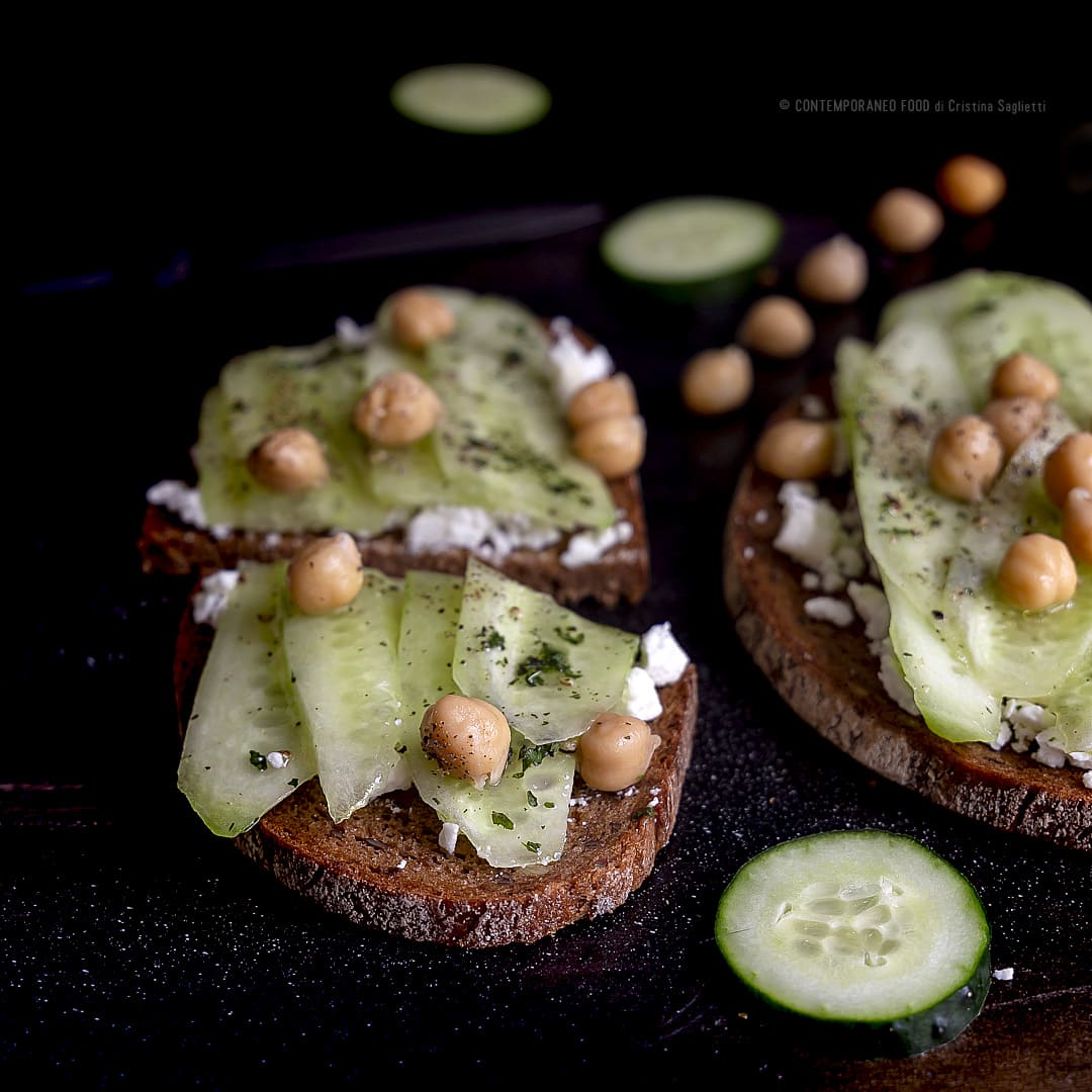 cetrioli-marinati-con-feta-greca-e-ceci-pane-nero-ai-cereali-ricetta-light-facile-ricetta-per-la-dieta-light-contemporaneo-food