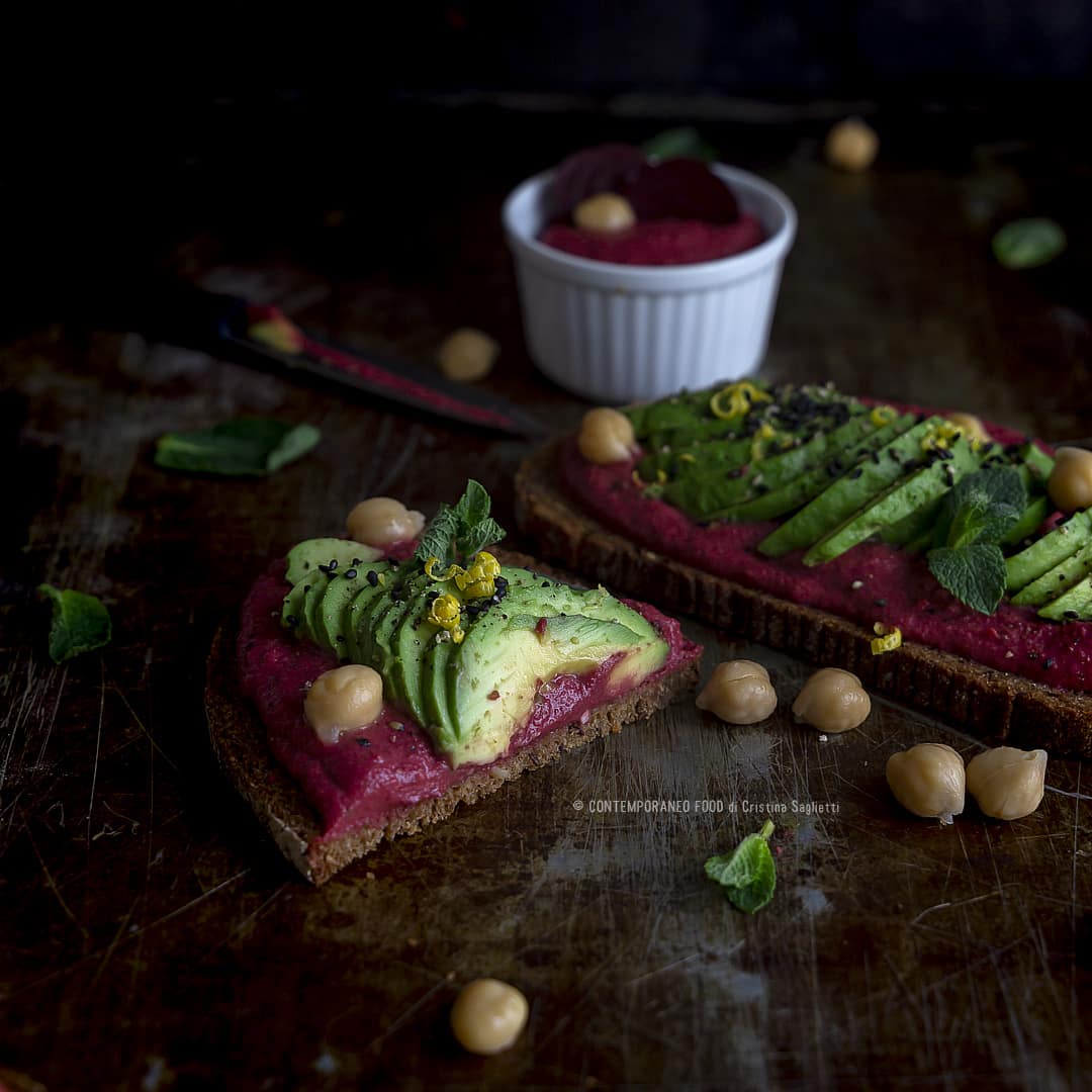 hummus-leggero-di-barbabietola-avocado-pane-nero-ai-cereali-1b-ricetta-detox-facile-estiva-dieta-contemporaneo-food