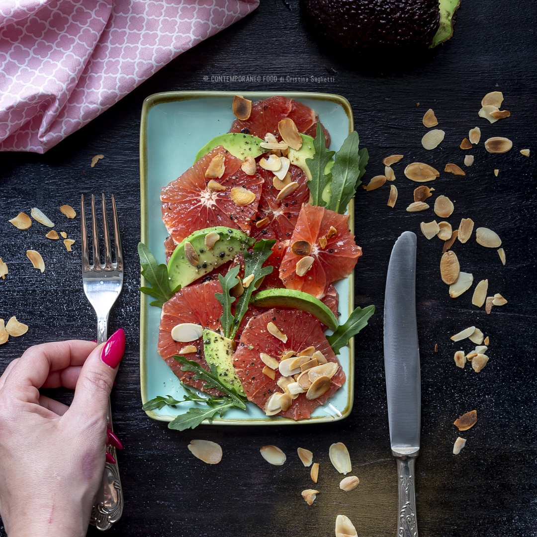 Immagine: Insalata di avocado, pompelmo rosa, rucola e mandorle