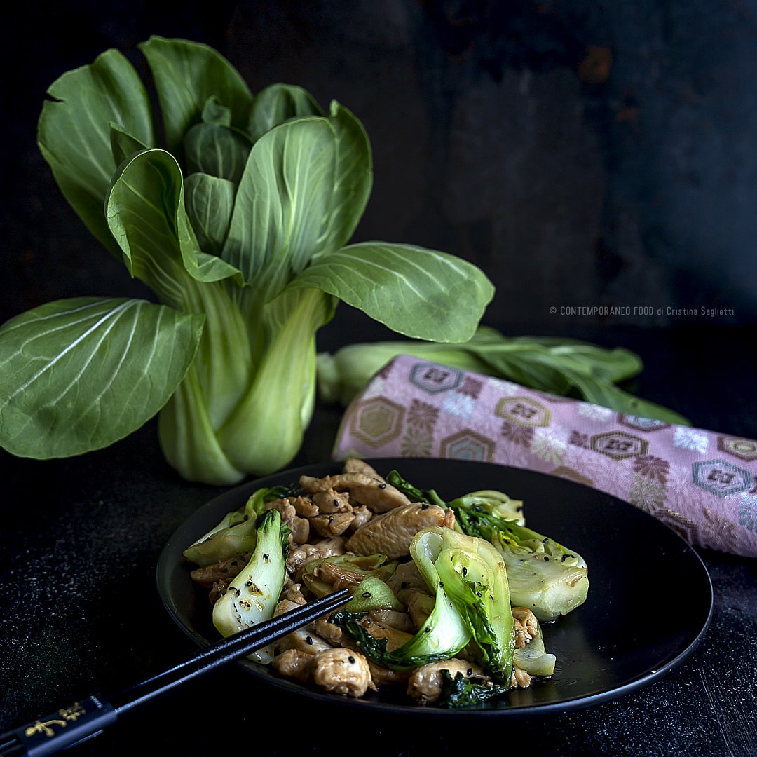 pak-choi-con-pollo-alla-salsa-di-soia-e-sesamo-nero-verdure-ricetta-last-minute-facile-veloce-superfood-contemporaneo-food