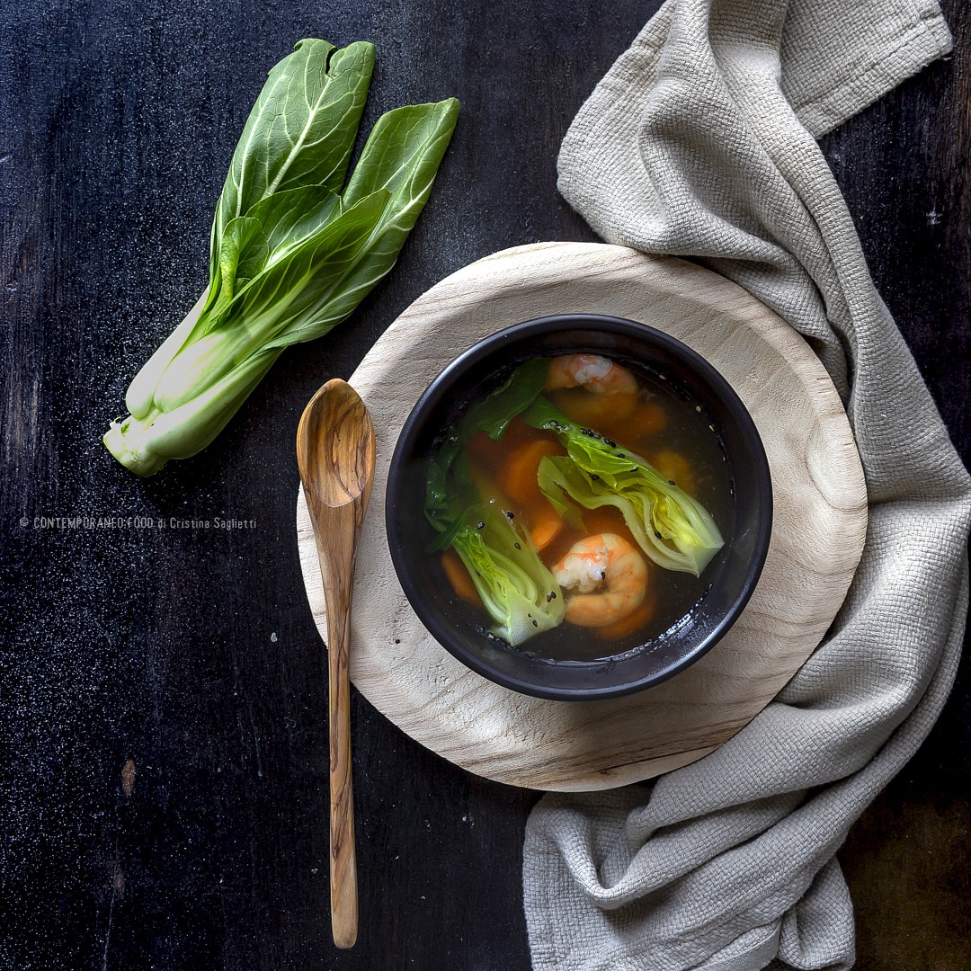 Immagine: Zuppa di pak choi, carote, gamberi e sesamo nero