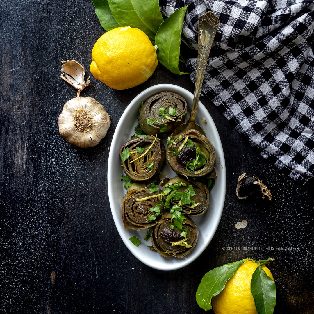 Immagine: Carciofi in umido con aglio nero, prezzemolo e limone