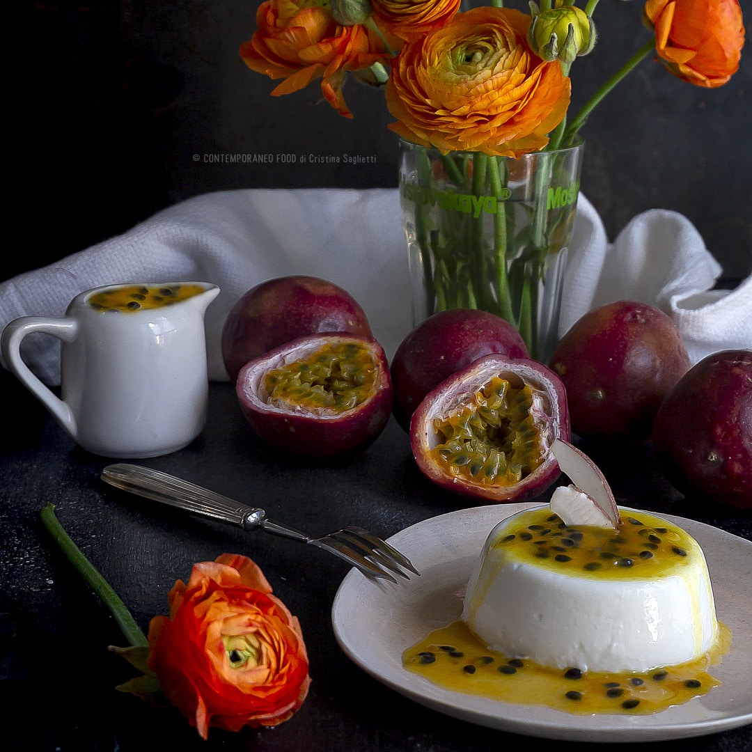 panna-cotta-al-latte-di-cocco-con-coulis-al-frutto-della-passione-maracuja-frutta-ricetta-dolce-al-cucchiaio-contemporaneo-food
