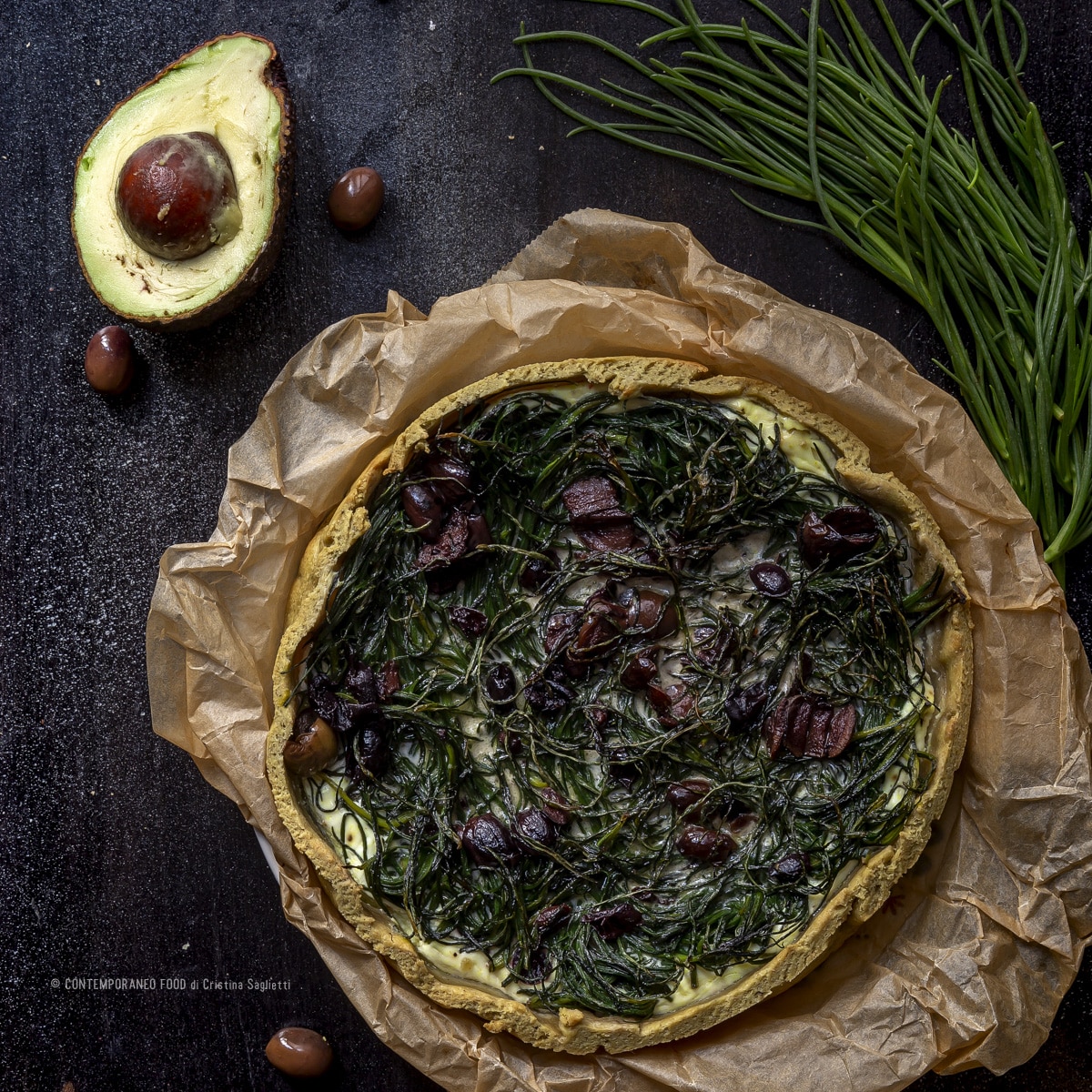 Immagine: Torta salata con brisé di avocado, mascarpone e agretti