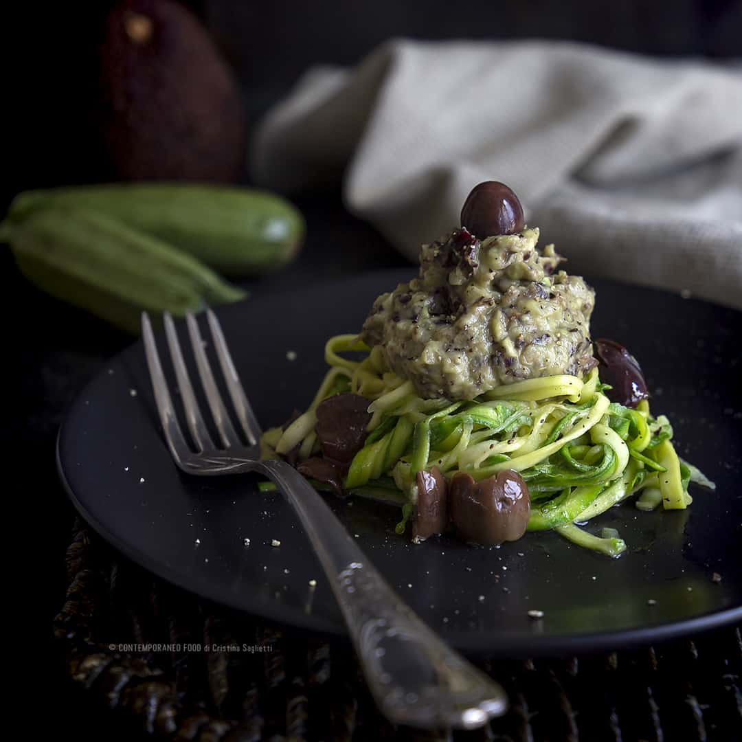 spaghetti-zucchine-con-crema-di-avocado-e-trevigiana-olive-primo-vegetariano-contemporaneo-food