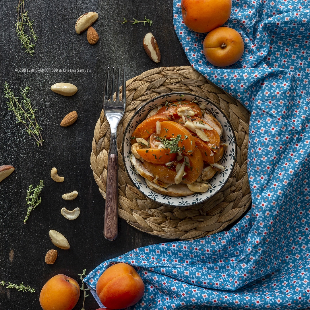 Immagine: Insalata di albicocche, pollo, frutta secca e timo