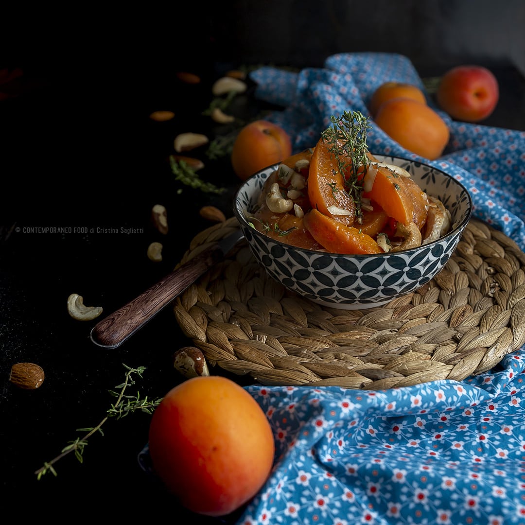 insalata-di-albicocche-pollo-frutta-secca-timo-ricetta-estiva-piatto-unico-carne-contemporaneo-food