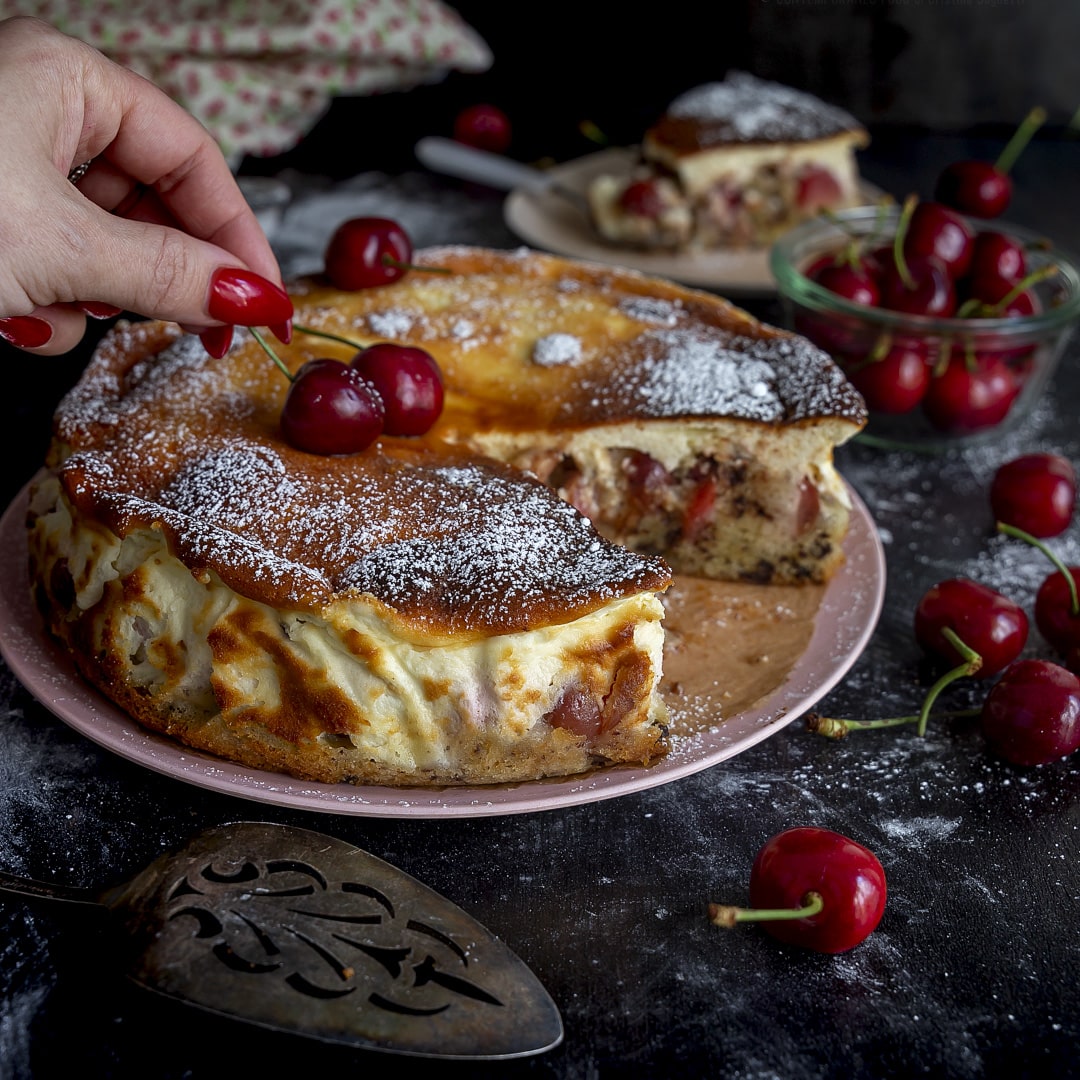 torta-alle-ciliegie-bicolore-cioccolato-ricetta-dolce-yogurt-rum-contemporaneo-food