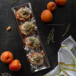 albicocche-gratinate-gorgonzola-mandorle-antipasto-ricetta-facile-veloce-piatti-estivi-frutta-contemporaneo-food