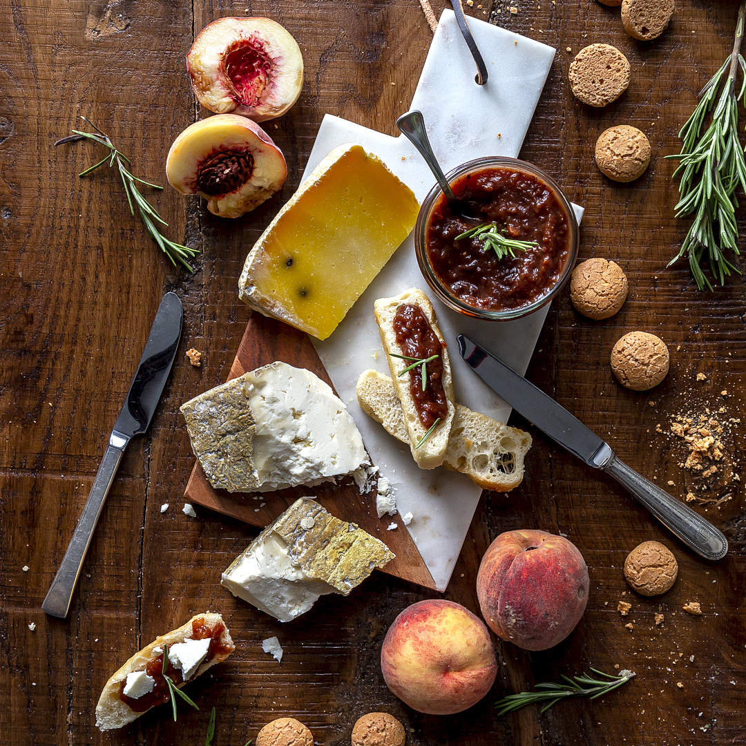 Immagine: Confettura di pesche, amaretti, cioccolato e rosmarino