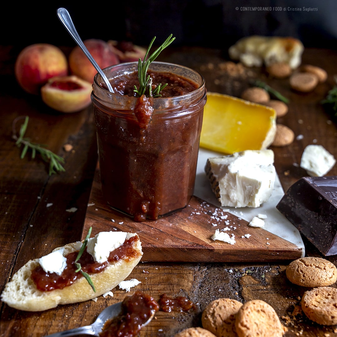confettura-pesche-amaretti-cioccolato-rosmarino-ricetta-facile-per-formaggi-aperitivo-contemporaneo-food