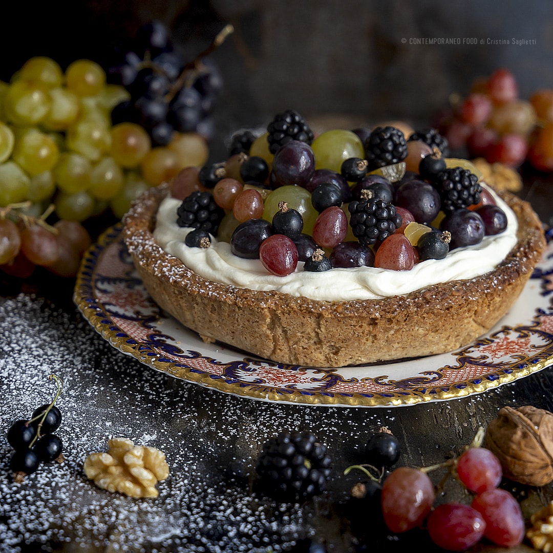 crostata-con-frolla-alle-noci-farina-farro-crema-di-latte-uva-more-zenzero-candito-ricetta-dolce-merenda-dessert-contemporaneo-food