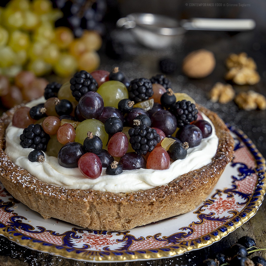 crostata-con-frolla-alle-noci-farina-farro-crema-di-latte-uva-more-zenzero-candito-ricetta-dolce-merenda-dessert-contemporaneo-food