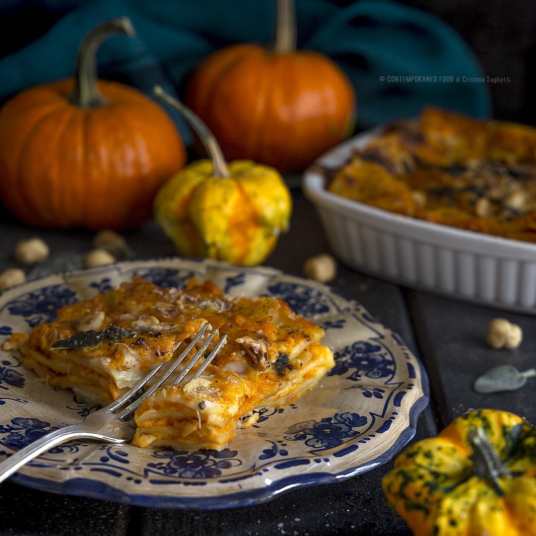 lasagne-crema-di-zucca-burro-bruno-alla-salvia-nocciole-tostate-ricetta-primo-piatto-vegetariano-facile-contemporaneo-food