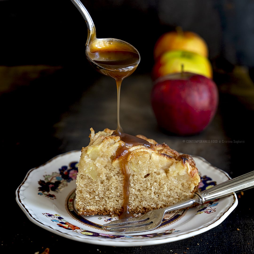 torta-di-mele-cannella-noce-moscata-con-salsa-calda-butterscotch-al-burro-salato-colazione-dolce-merenda-facile-contemporaneo-food