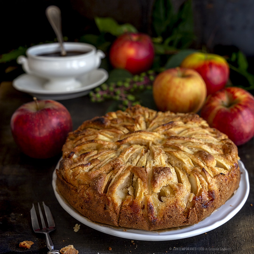 torta-di-mele-cannella-noce-moscata-con-salsa-calda-butterscotch-al-burro-salato-colazione-dolce-merenda-facile-contemporaneo-food