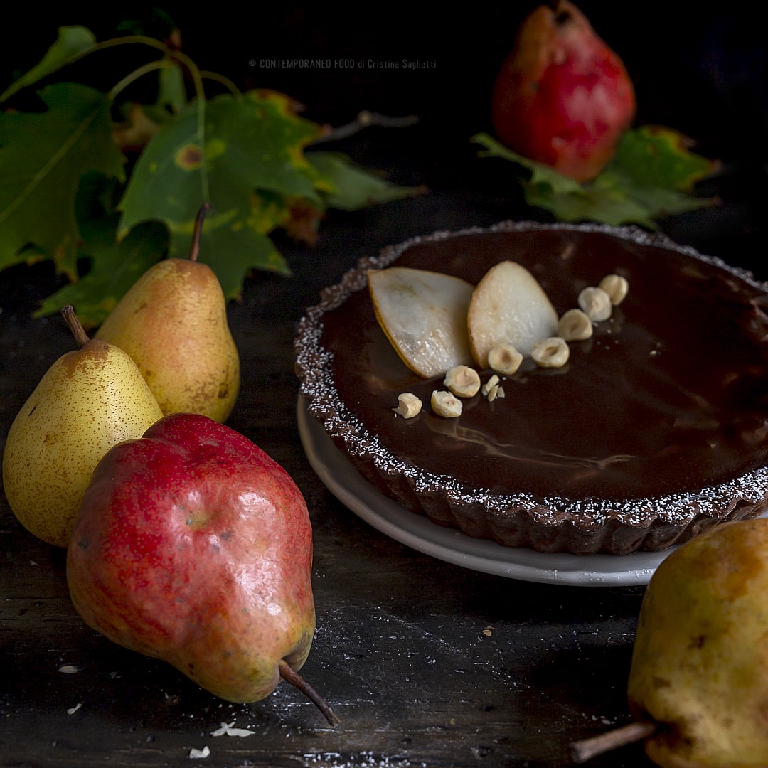 crostata-al-cacao-con-confettura-di-pere-pere-spadellate-al-cognac-ganache-al-fondente-dolce-torta-facile-con-la-frutta-contemporaneo-food