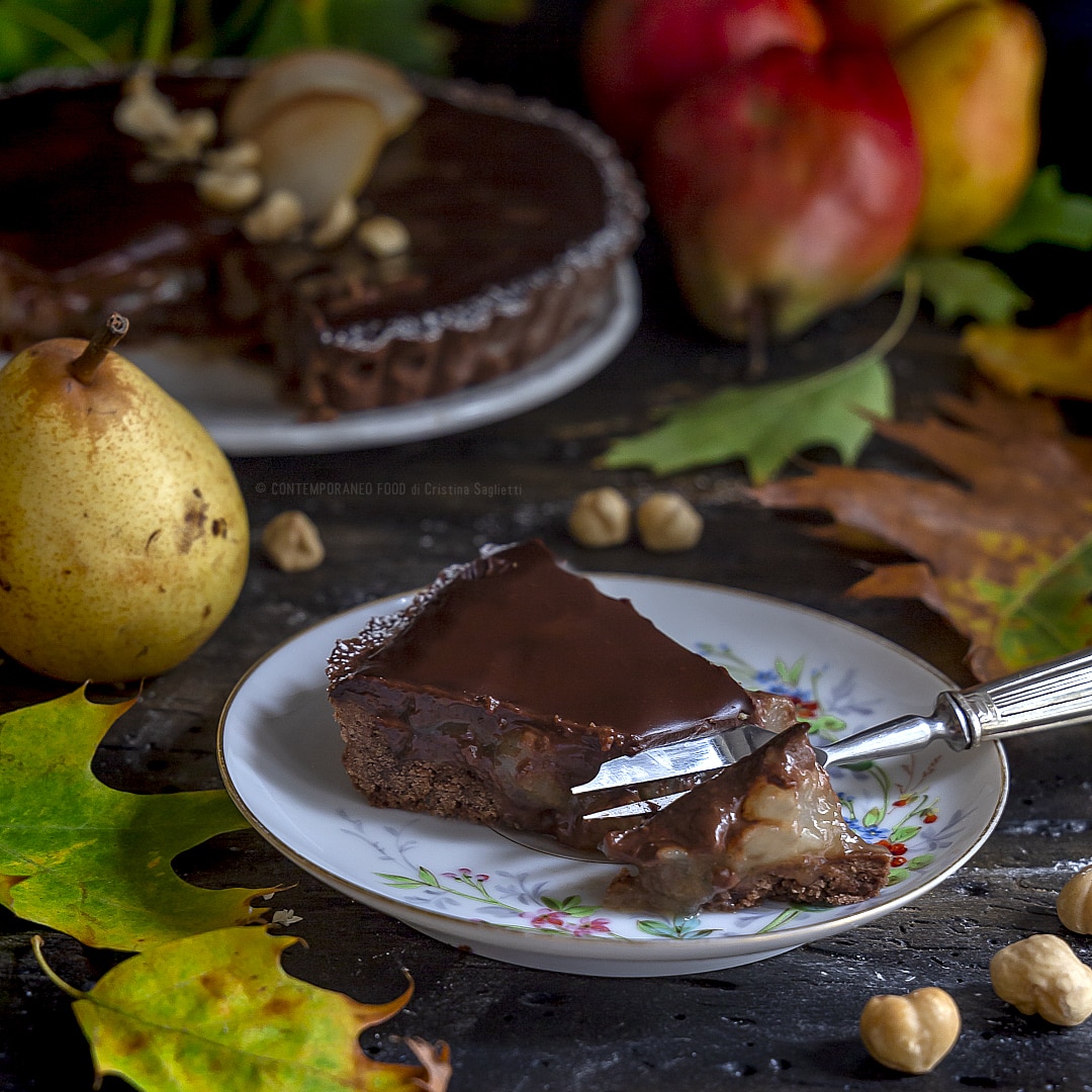 crostata-al-cacao-con-confettura-di-pere-pere-spadellate-al-cognac-ganache-al-fondente-dolce-torta-facile-con-la-frutta-contemporaneo-food
