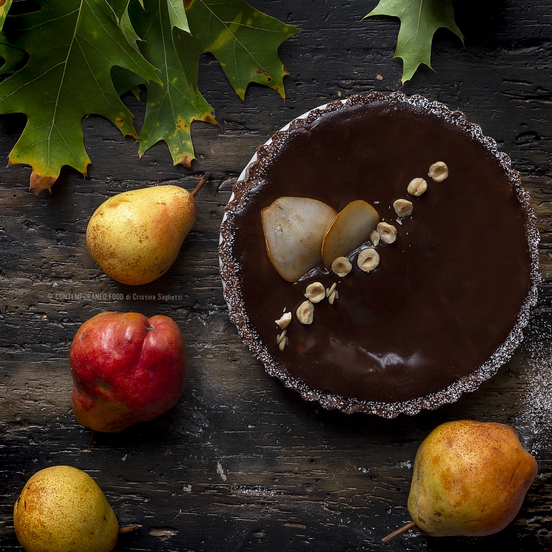 Immagine: Crostata al cacao con confettura di pere, pere spadellate al Cognac e ganache fondente