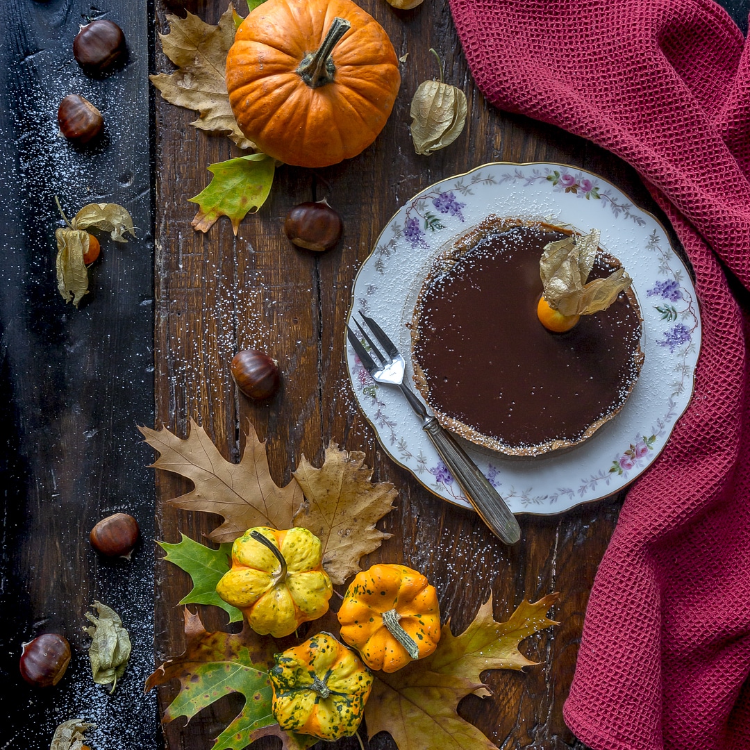 Immagine: Crostata con ganache cioccolato e Rum, purea di zucca caramellata, castagne cristallizzate al Rum e farina di castagne