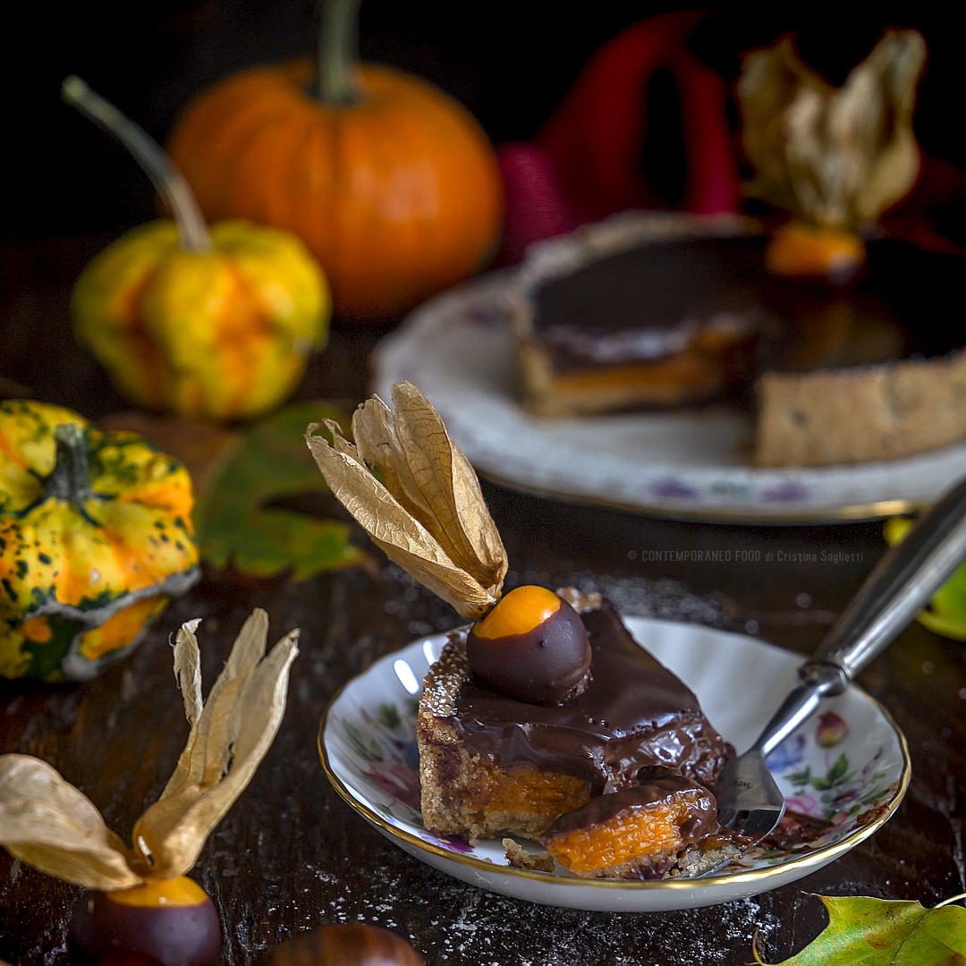 crostata-con-ganache-cioccolato-rum-purea-di-zucca-caramellata-castagne-cristallizzate-al-rum-con-farina-di-castagne-dolce-dessert-natale-contemporaneo-food
