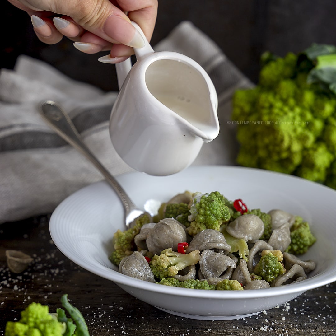 orecchiette-grano-arso-cavolo-romano-piccantino-crema-di-stracciatella-di-bufala-primo-ricetta-vegetariana-facile-contemporaneo-food