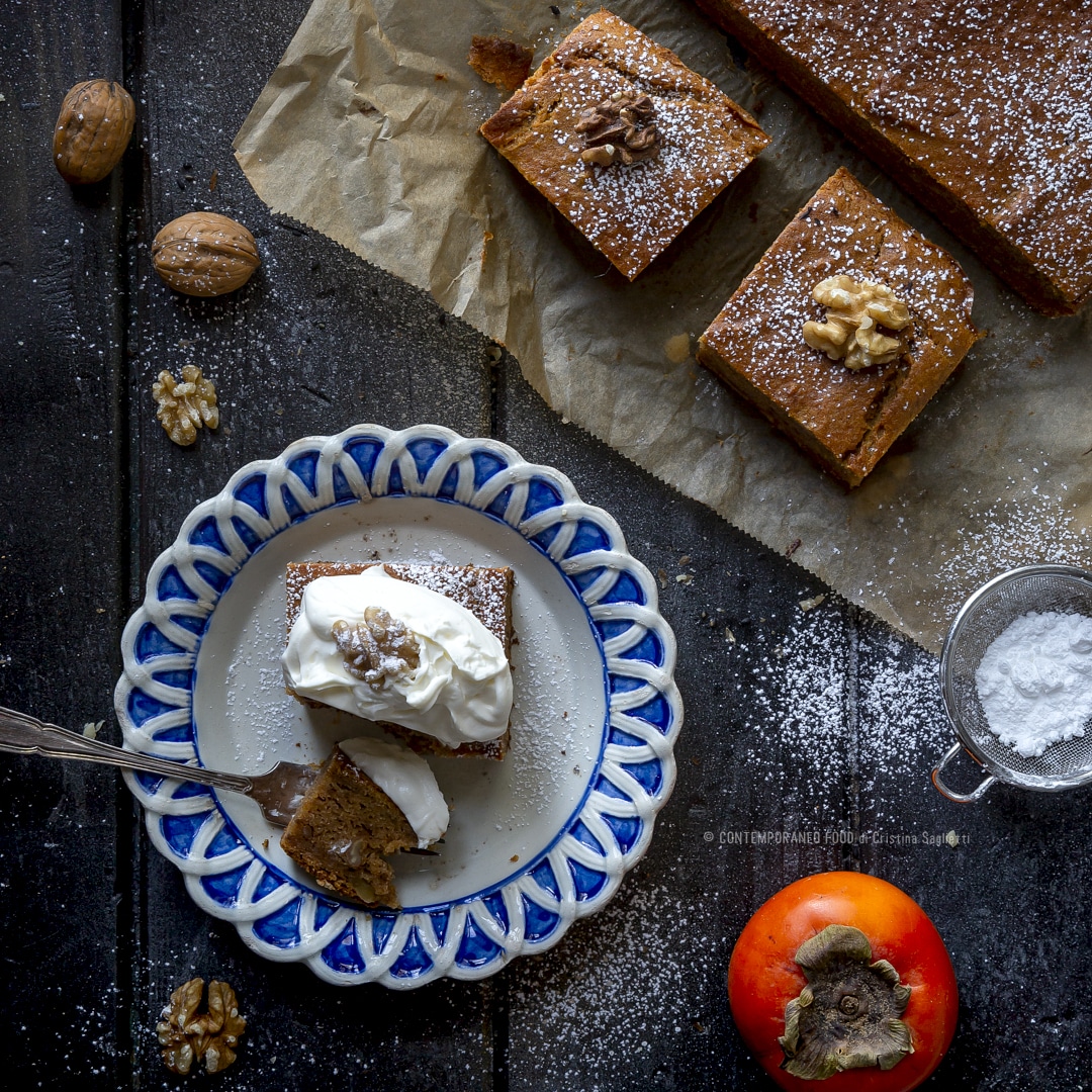 Immagine: Pudding di cachi, noci e Rum con panna alla vaniglia