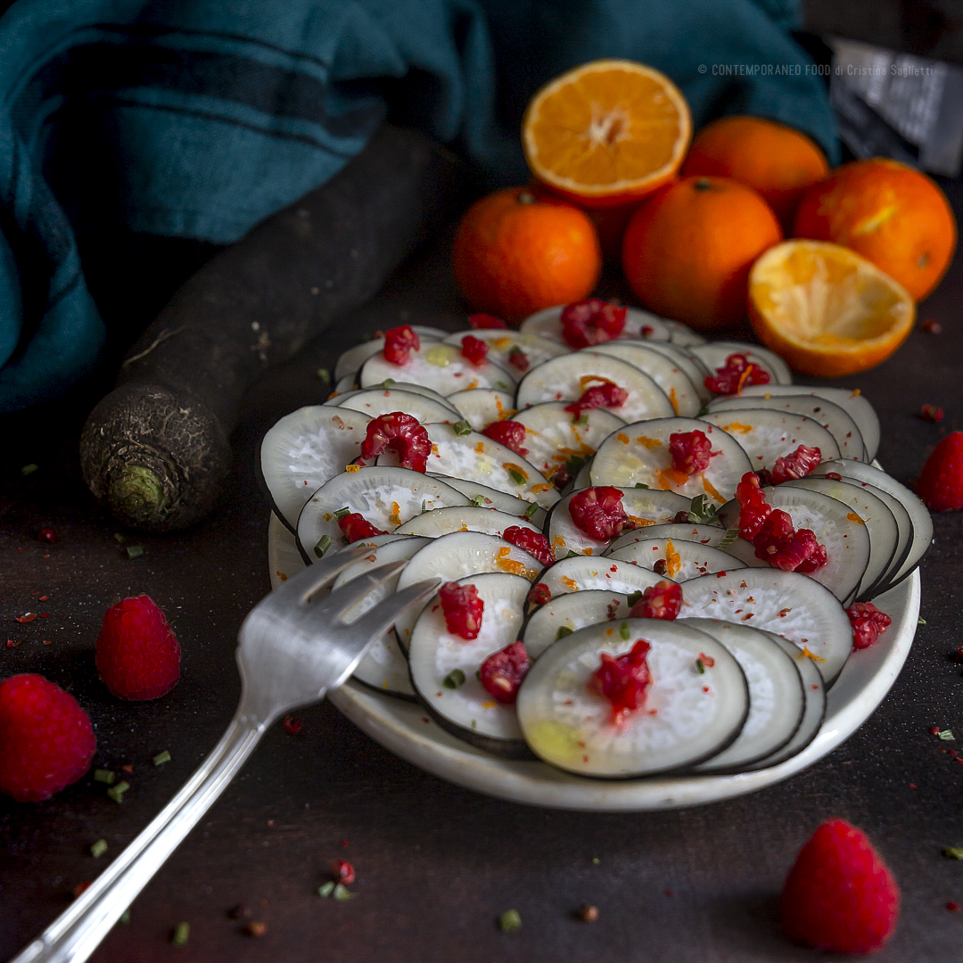 rapa-nera-in-carpaccio-con-succo-di-mandarino-lamponi-light-contorno-ricetta-vegetariana-contemporaneo-food
