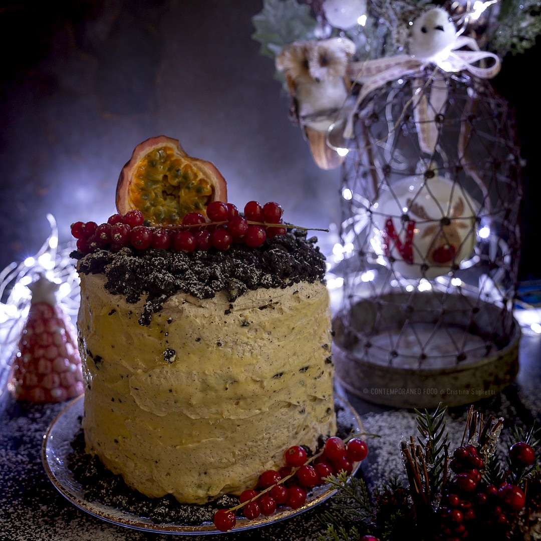 Immagine: Torta di Natale con curd al frutto della passione Pan di Spagna con gocce di cioccolato, crumble extrafondente e chantilly al caffé