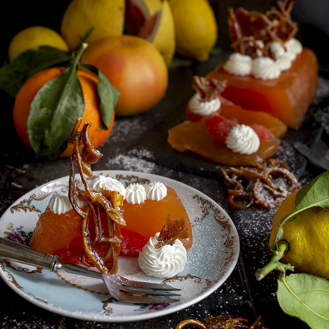 gelatina-di-arance-pompelmo-rosa-camomilla-con-pomelo-croccante-di-limone-agrumi-ricetta-facile-dessert-dolce-contemporaneo-food