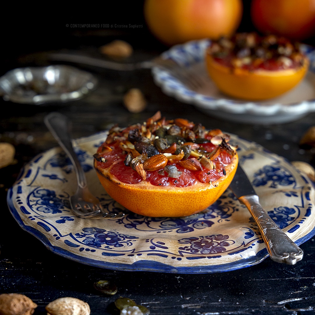 pompelmo-al-forno-con-mandorle-semi-di-zucca-capperi-contorno-ricetta-vegetariana-facile-light-contemporaneo-food