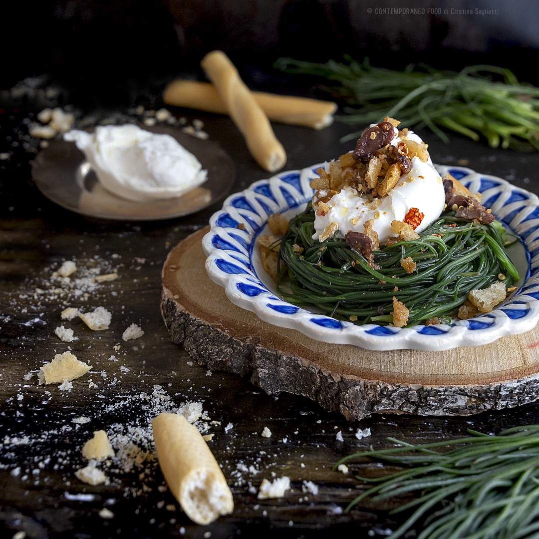 agretti-in-insalata-con-burrata-di-bufala-crumble-taggiasche-acciughe-ricetta-facile-veloce-piatto-unico-contemporaneo-food