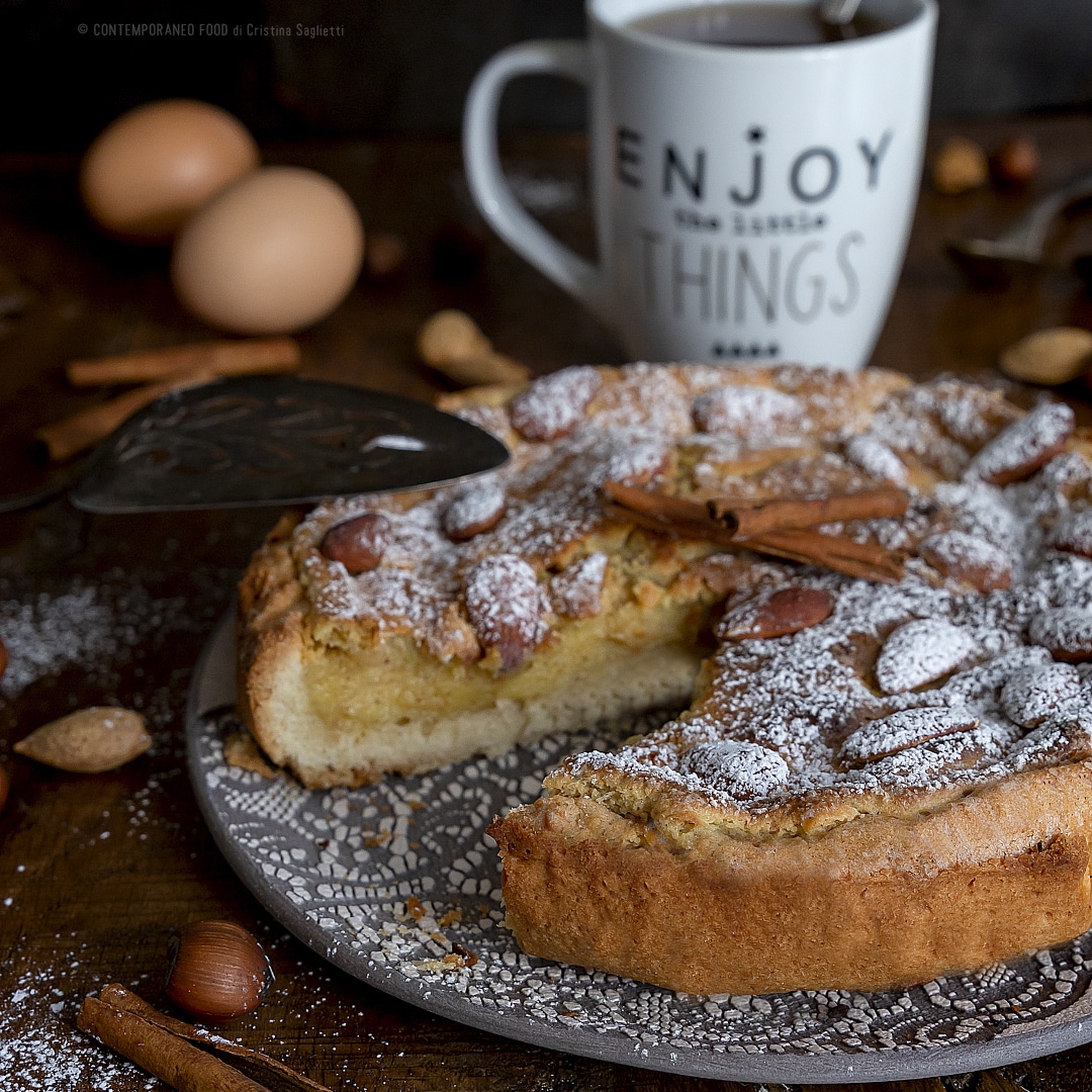 crostata-con-frolla-alla-cannella-crema-pasticcera-alle-nocciole-e-mandorle-dolce-merenda-colazione-facile-contemporaneo-food