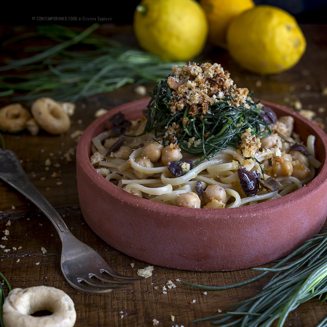 linguine-agretti-olive-taggiasche-ceci-con-crumble-taralli-zeste-limone-primo-piatto-primaverile-contemporaneo-food