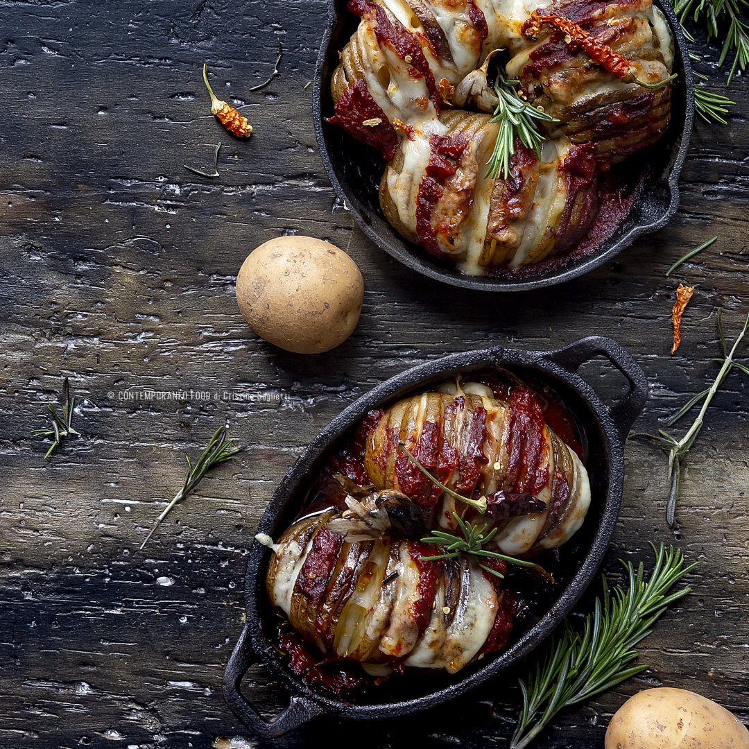 Immagine: Patate hasselback con salsa di pomodoro, provola affumicata e rosmarino