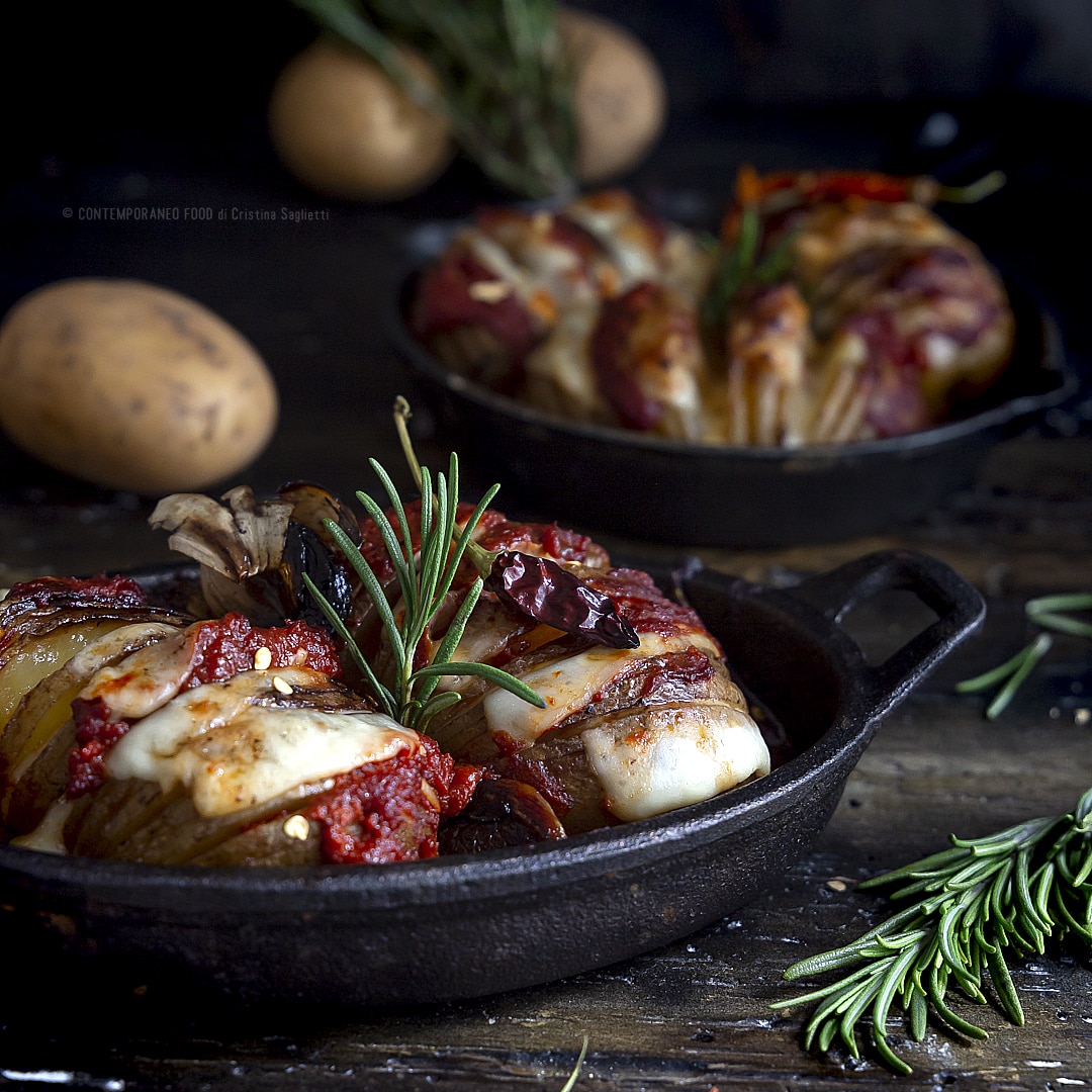 patate-al-forno-farcite-con-provola-affumicata-e-salsa-di-pomodoro-piccante-patate-hasselback-ricetta-vegetariana-contemporaneo-food