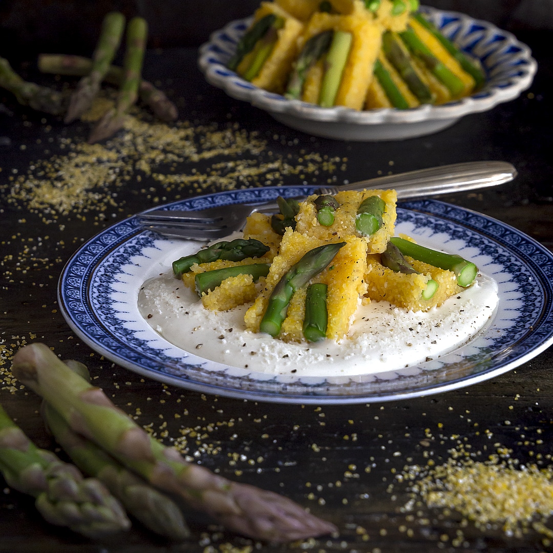 asparagi-con-polenta-su-crema-di-formaggio-antipasto-ricetta-facile-veloce-contemporaneo-food