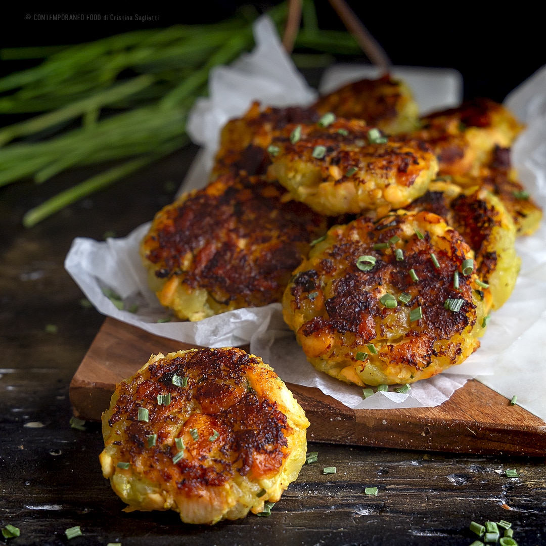 crocchette-salmone-patate-erba-cipollina-secondo-piatto-ricetta-pesce-facile-contemporaneo-food