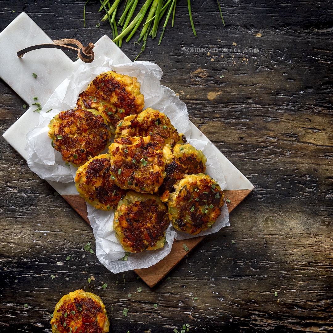 Immagine: Polpette di patate e salmone con spezie ed erba cipollina