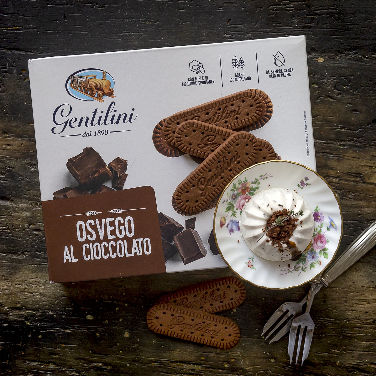 Immagine: Panna cotta salata al gorgonzola con crumble dentro e fuori di biscotti Osvego al cioccolato Gentilini e riduzione di Barolo Chinato