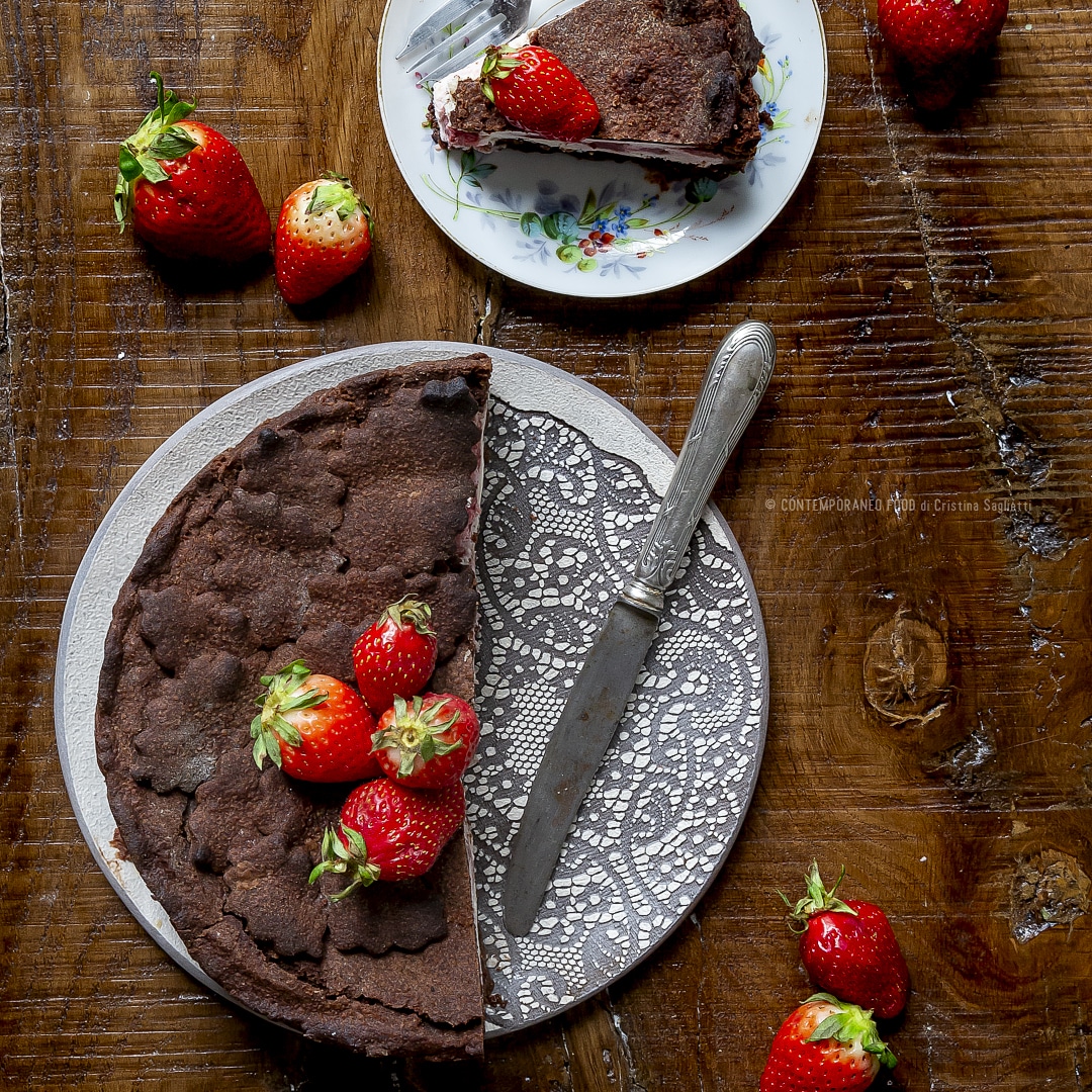 Immagine: Torta con frolla al cacao, confettura di fragole, mascarpone e ricotta