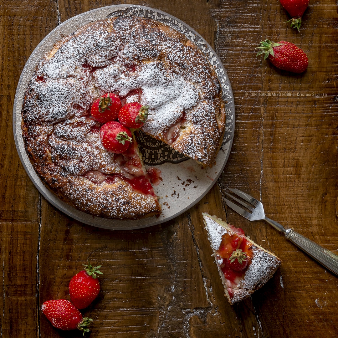 Immagine: Torta soffice al profumo di arancia con fragole, ricotta e vaniglia