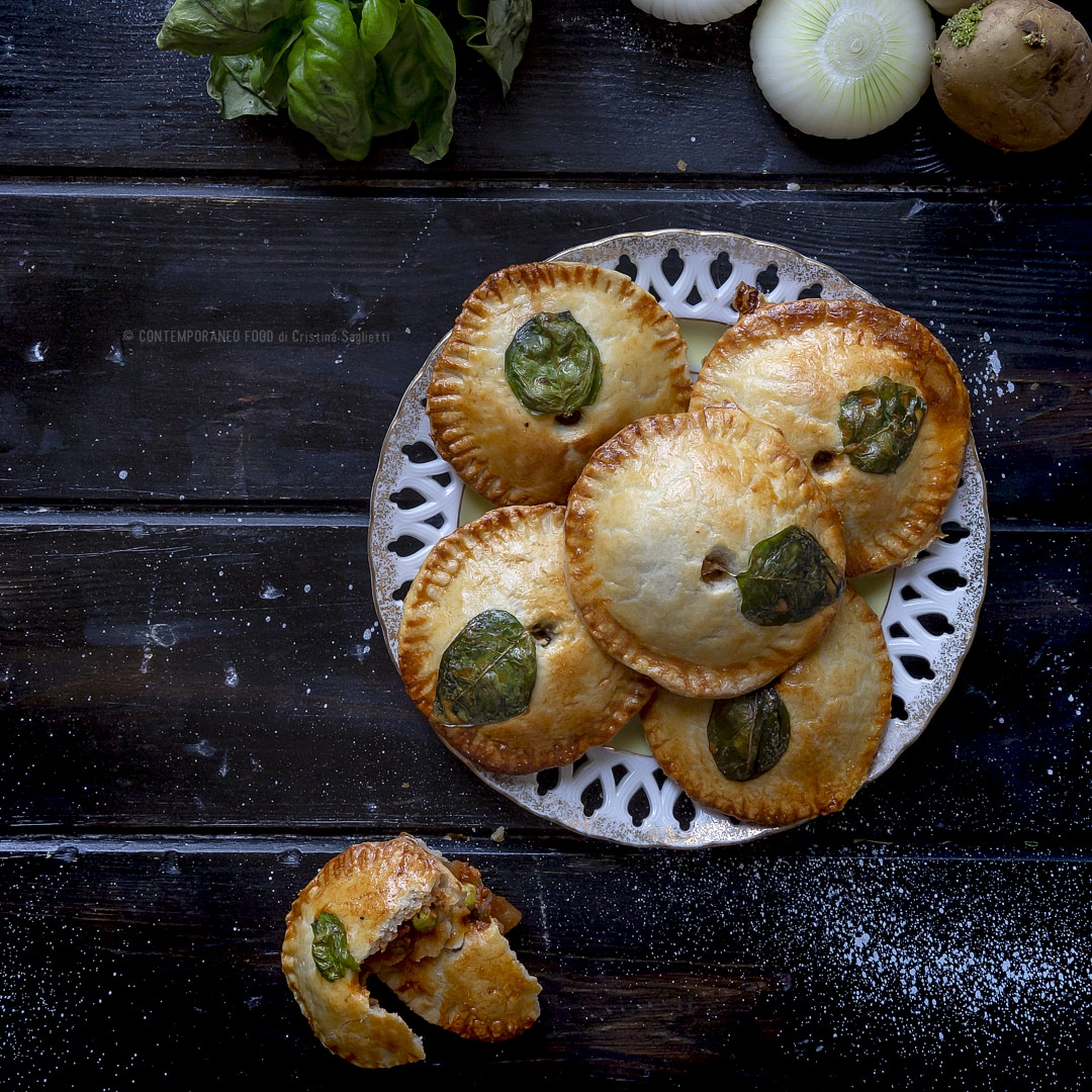 Immagine: Mini pie con frolla a caldo farcite con caponatina di cipolle di Maggio, patate e piselli