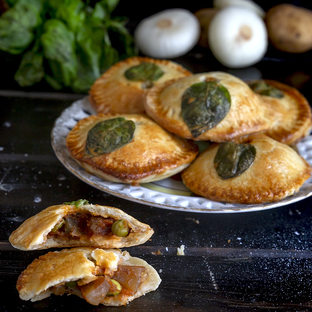 mini-pie-cipolle-primaverili-patate-piselli-ricetta-facile-vegetariana-contemporaneo-food