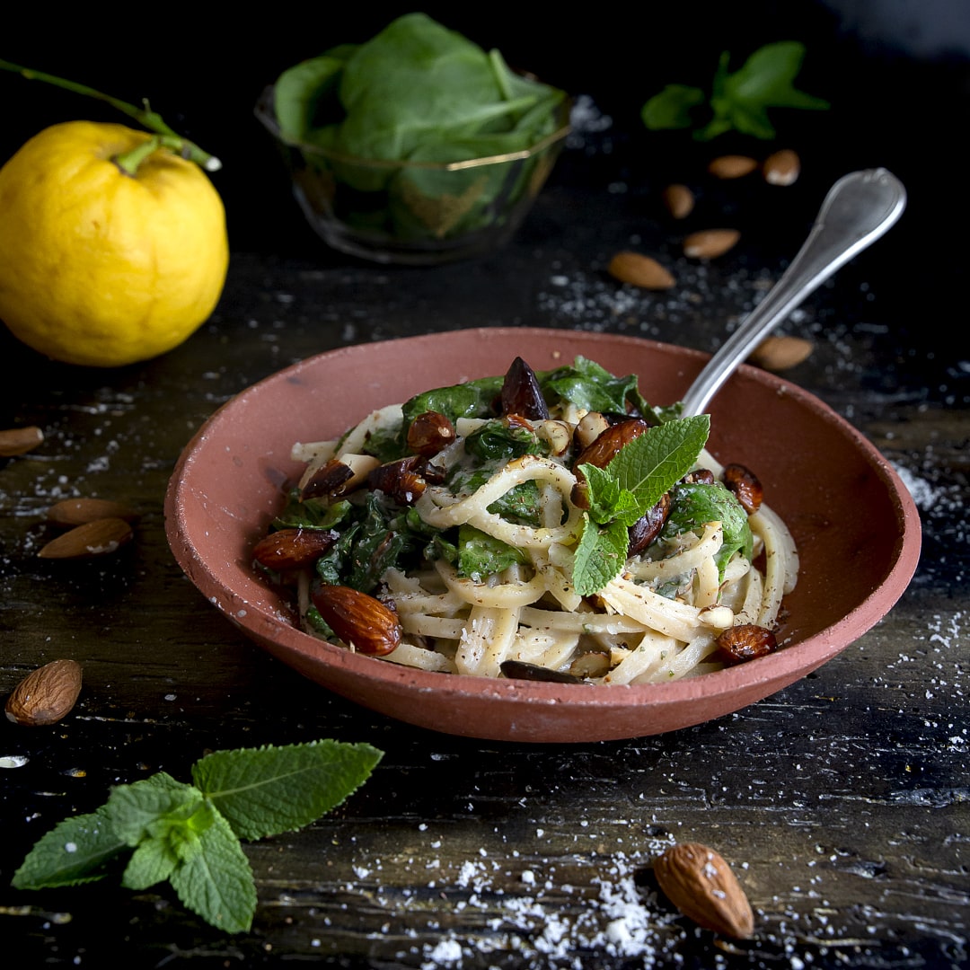 pasta-con-salsa-tahina-alla-menta-spinacino-zest-limone-mandorle-fritte-salate-ricetta-facile-vegetariana-contemporaneo-food