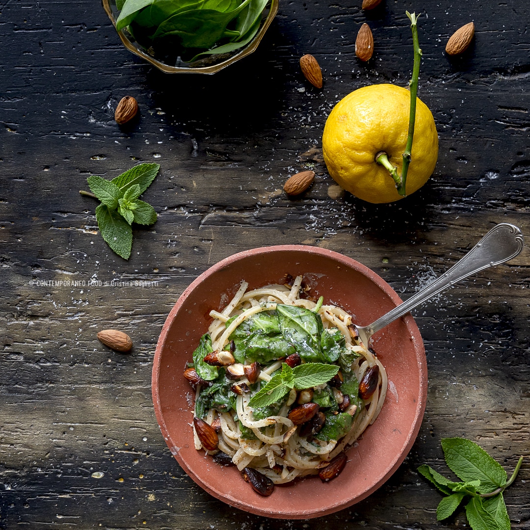 Immagine: Pasta con crema tahina alla menta, spinacini, mandorle fritte e limone