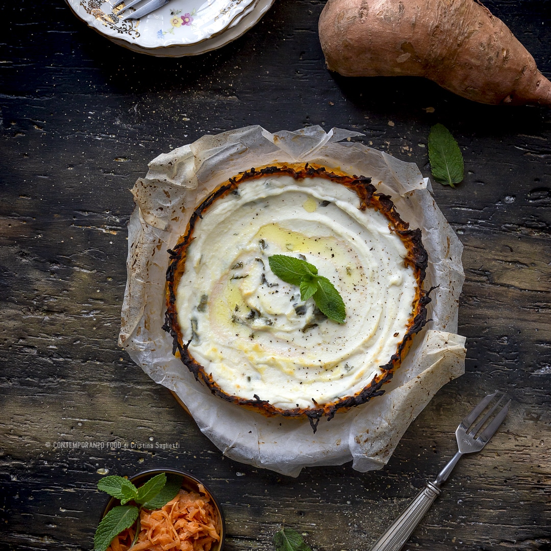 Immagine: Torta salata con crosta di patate dolci e cremoso di formaggio e menta