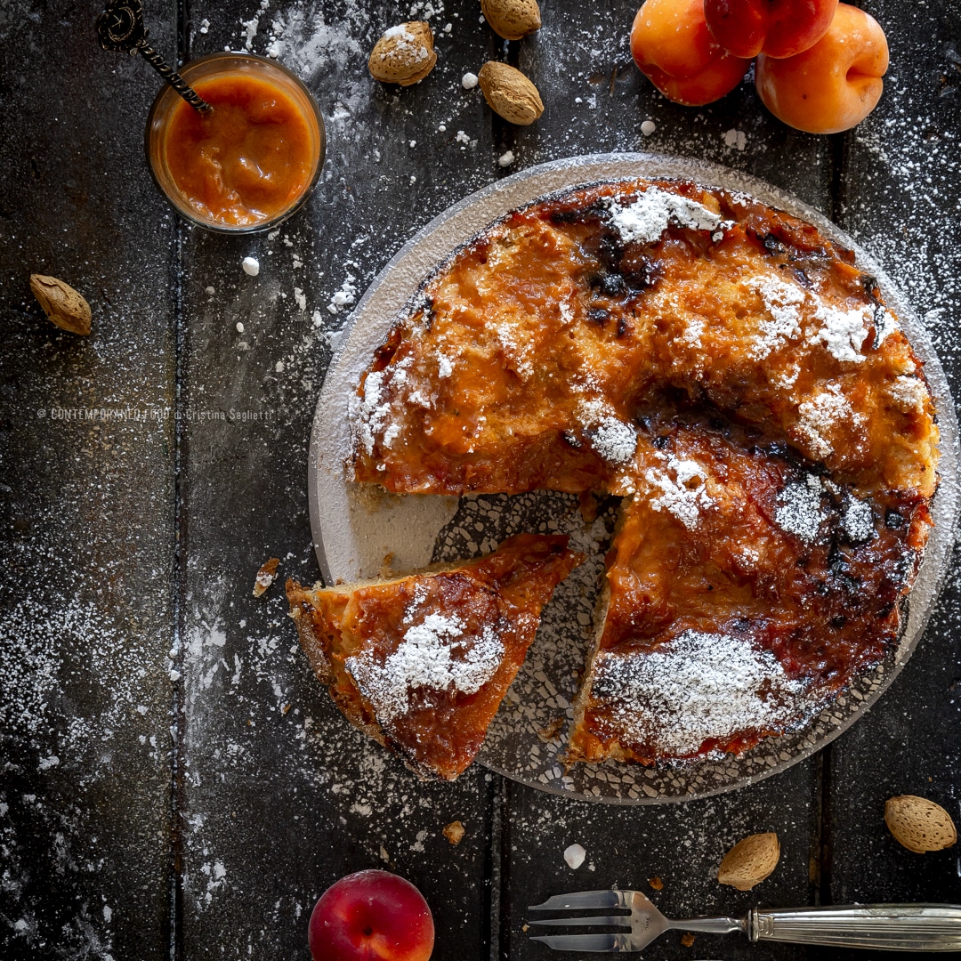 Immagine: Torta soffice alle mandorle con composta di albicocche e farina di farro
