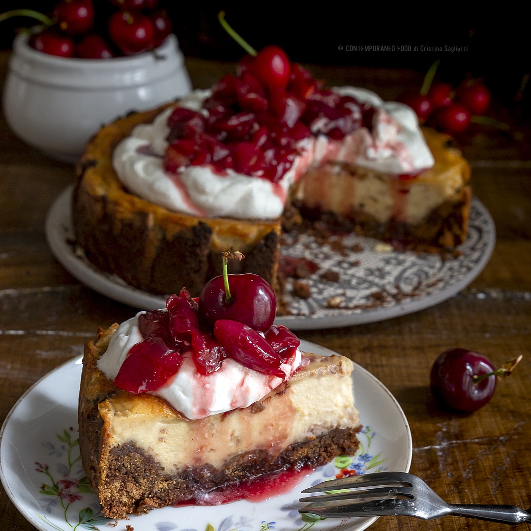 cheesecake-alle-ciliegie-biscotto-cioccolato-panna-composta-ciliegie-ricetta-facile-dessert-estate-contemporaneo-food